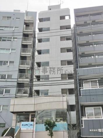 同じぐらいの高さのビルが並びます
