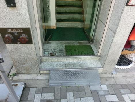 段差が気にならないよう簡単なスロープを設置
