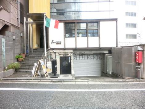 店舗が隣接するエントランス付近はオシャレな雰囲気です