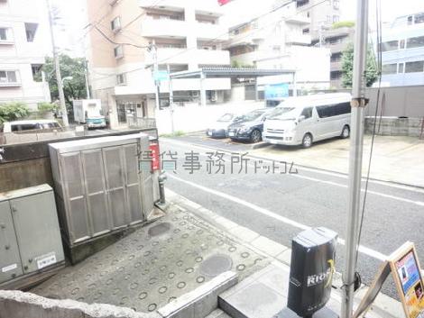 通りを挟んだ向い側は駐車場があります