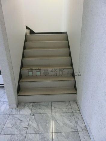 ビル内階段です