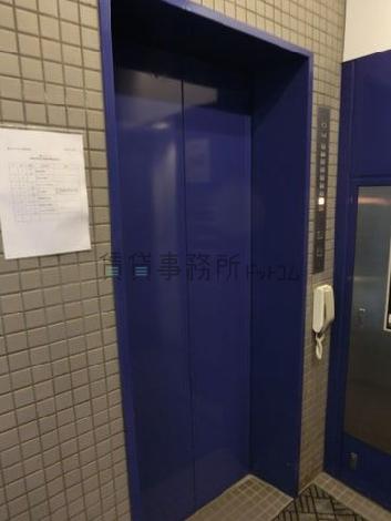 青い扉のエレベーターです