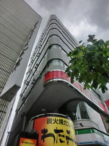 隣のビルとの間の面にも窓があります