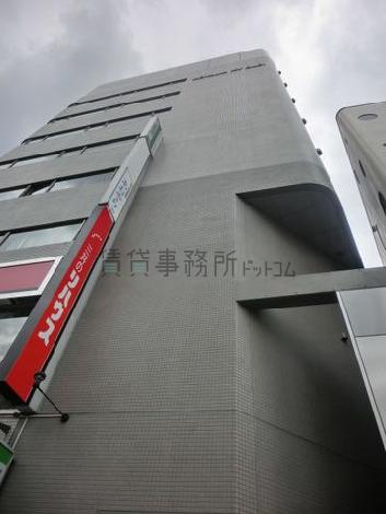 細かいタイル張りのグレー系の外観です