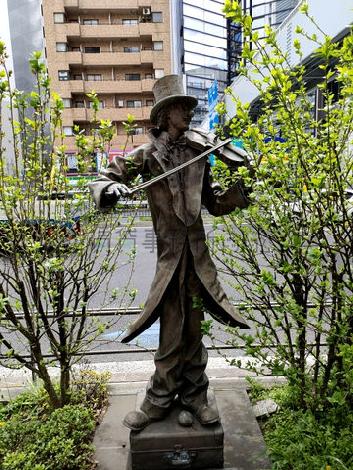 謎のアートがビル前に