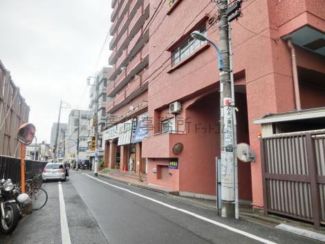 背面通り奥からの景観