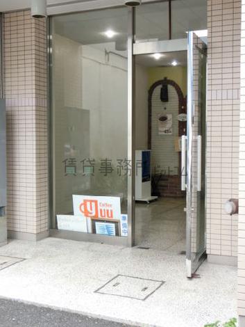 ビル正面にある玄関部分です