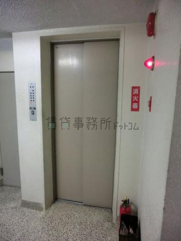 ベージュ色の扉をしたエレベーター