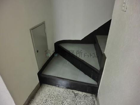 上階への階段です