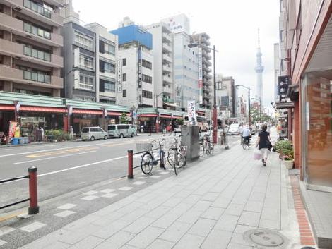 綺麗に舗装された玄関前歩道