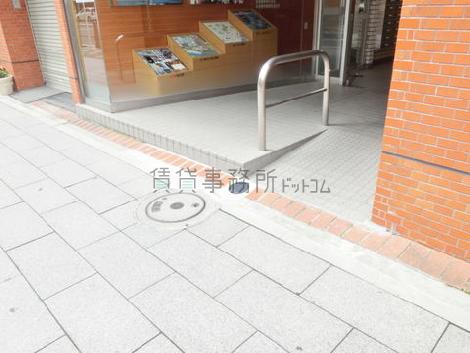 スロープ加工の床面