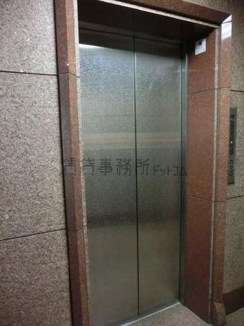 両開きのエレベーターです