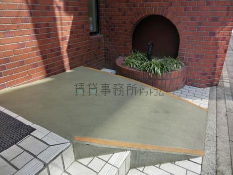 搬出入に便利なスロープがあります