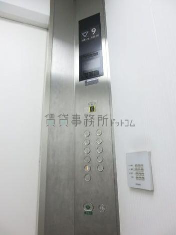 エレベーター内の操作パネル