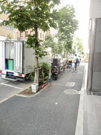 玄関前の街路樹が立ち並ぶエリア