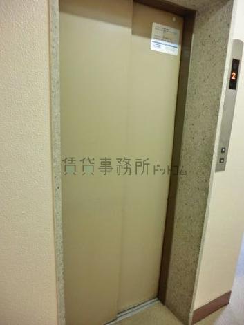 渋い色目の扉