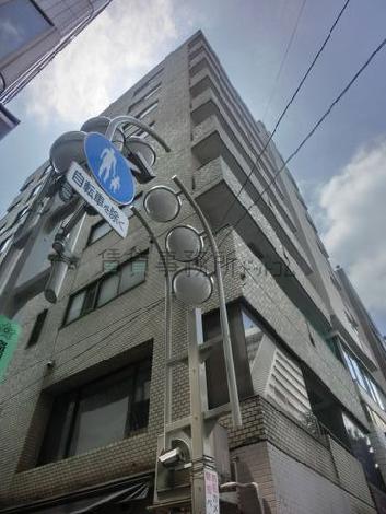 大通り沿いにバルコニーが設置されています