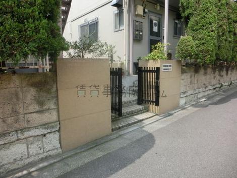 パステル系の外壁で仕上げてある正面門周辺