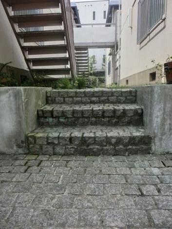 道路からは高さがあります
