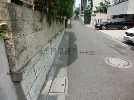 通りとの間には石垣があります