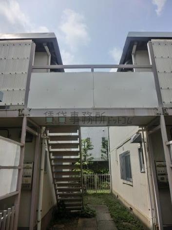 ２階の通路がアーチのようになっています