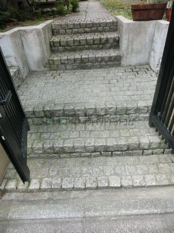 石造りの正面玄関です