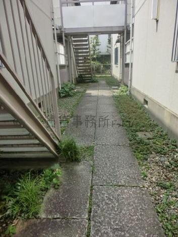 建物の間をぬって通路が敷かれています