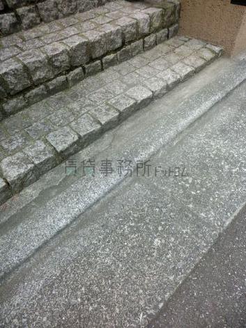 道路との間に段差があります