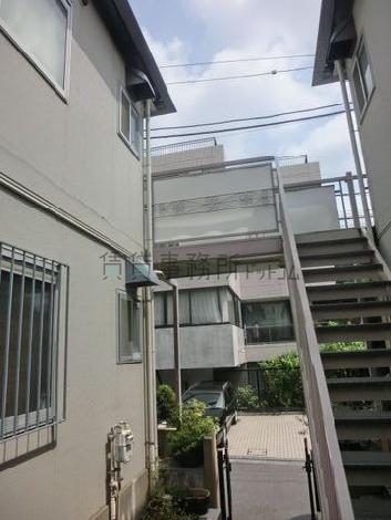中から通りを撮影