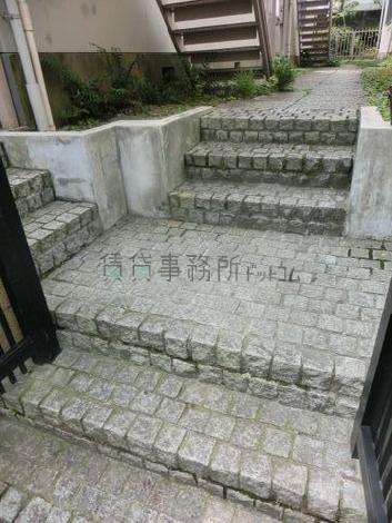 正面と左右に階段が段差が設置されています
