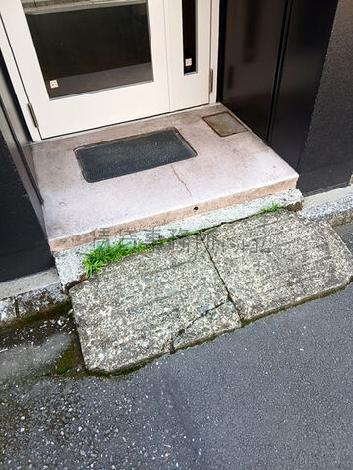 正面玄関前　段差