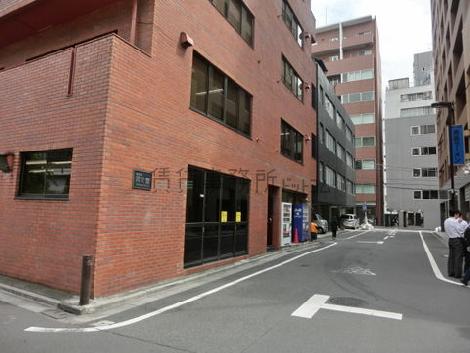 正面玄関前の道路です