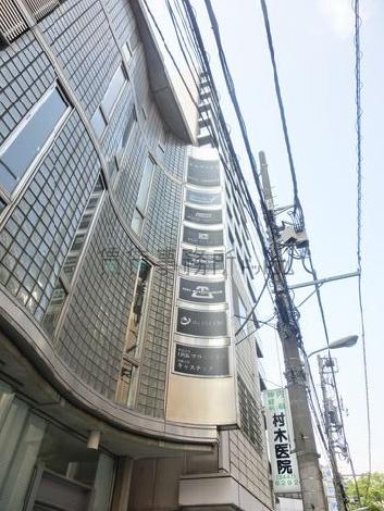 ビルと一体化した袖看板があります