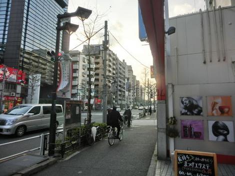 目の前は青梅街道です