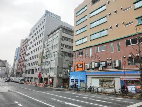 前面道路は車通りの多いビルです