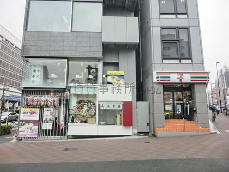１階は有名な和菓子屋です
