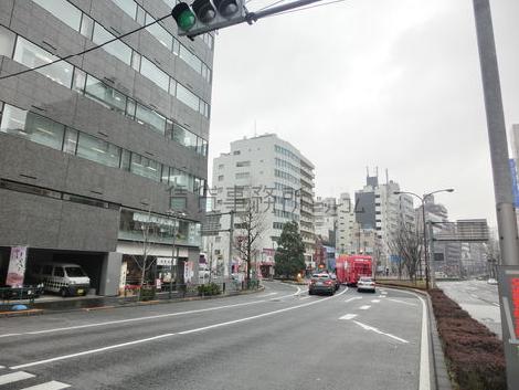 明治通りが至近にあります