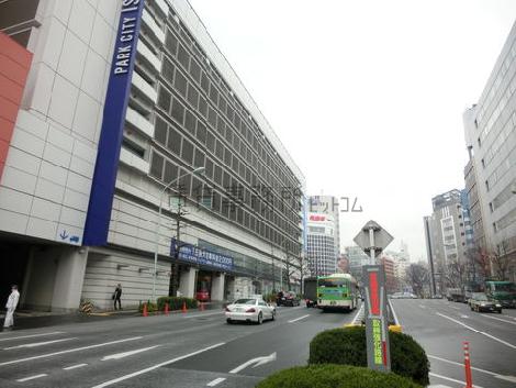 周辺は大型ビルが建ち並びます