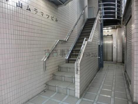 石造りのエントランスです