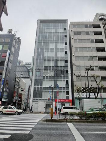 ほぼ正面から見た建物