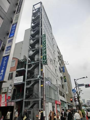 建物側面に階段があります