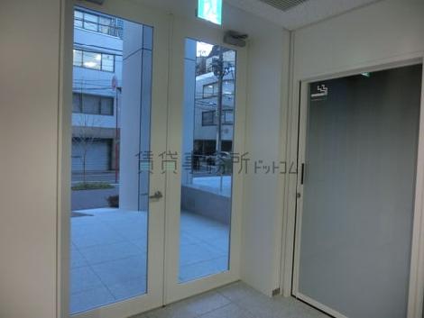 夜間通用口が正面玄関の裏手にあります