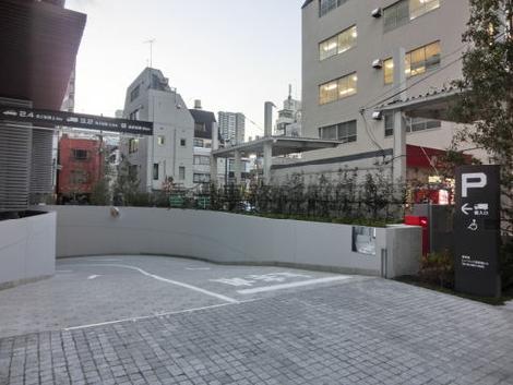 地下に駐車場が完備されてます