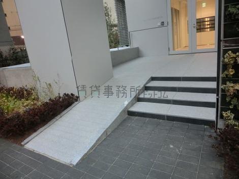 通用口にスロープがあり搬出入に便利です