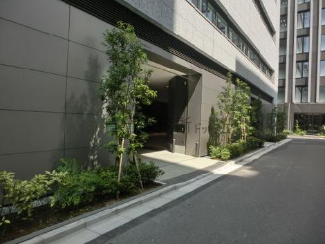 側面に設置されている駐車場への入口です