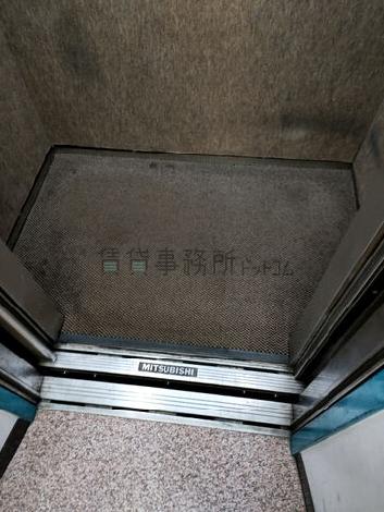 エレベーター内部