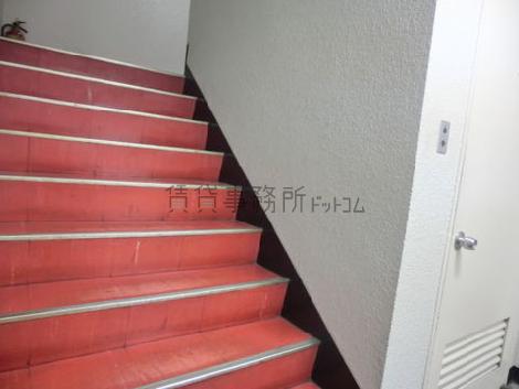 建物内にも非常用階段がございます