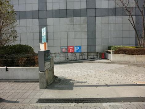 地下駐車場入口です