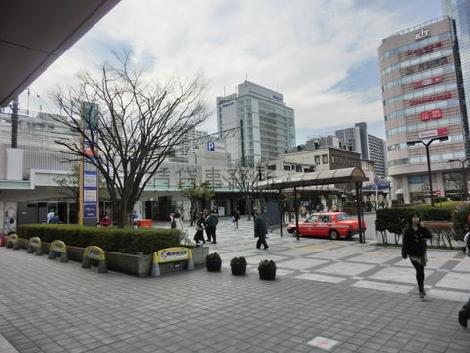 玄関前は駅前ロータリーです