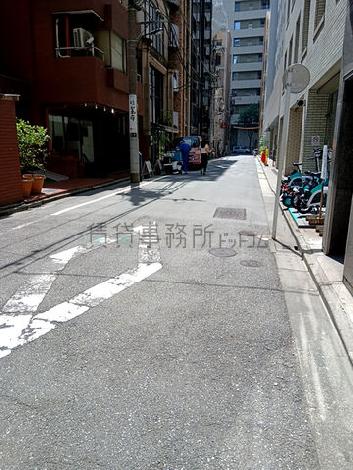 建物前の歩道